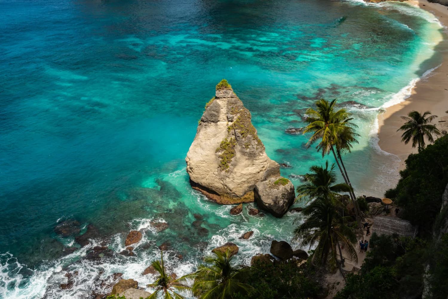 bali fehér homokos strand pálmafákkal