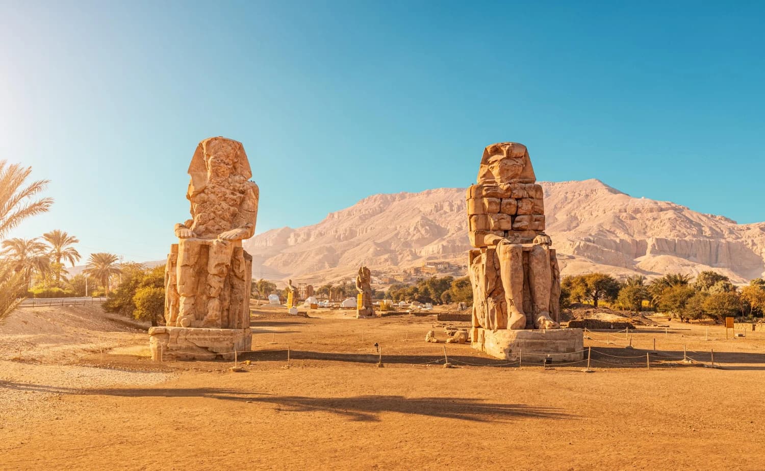 egyiptom luxor sivatag romok szobrok