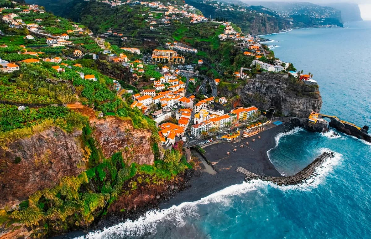 madeira város óceán fekete homokos strand