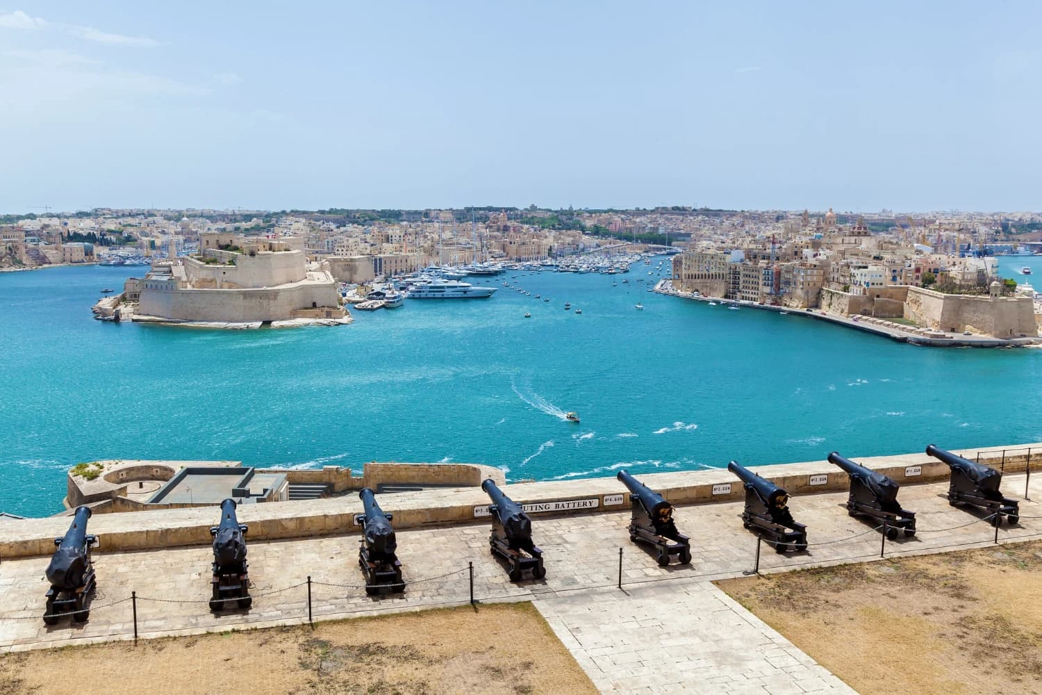 málta időjárás valletta kikötő vízi erődök várfal ágyúk