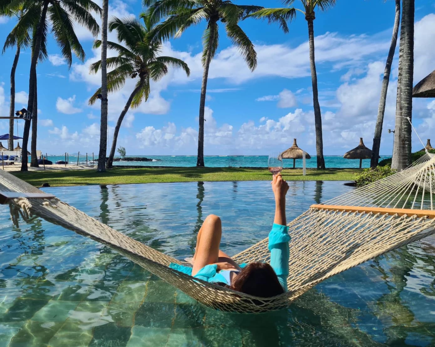 mauritius zöld strand fehér homok világoskék óceán