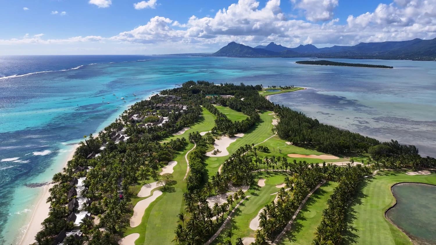 mauritius zöld strand fehér homok világoskék óceán pálmafás golfpályák