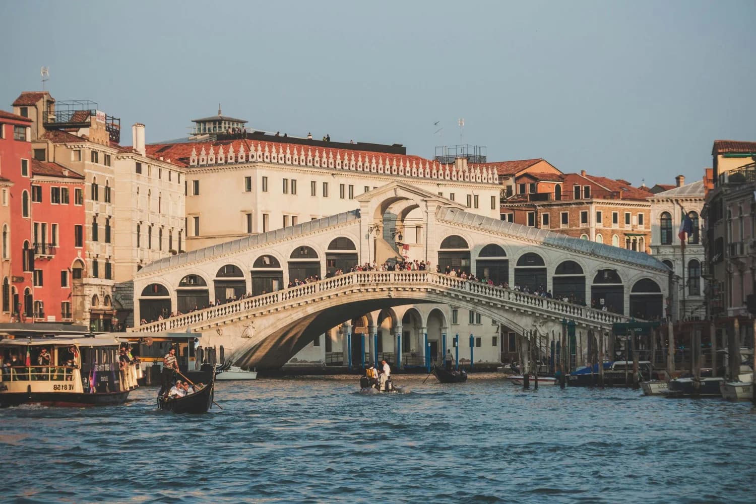 velence canal grande gondolákkal