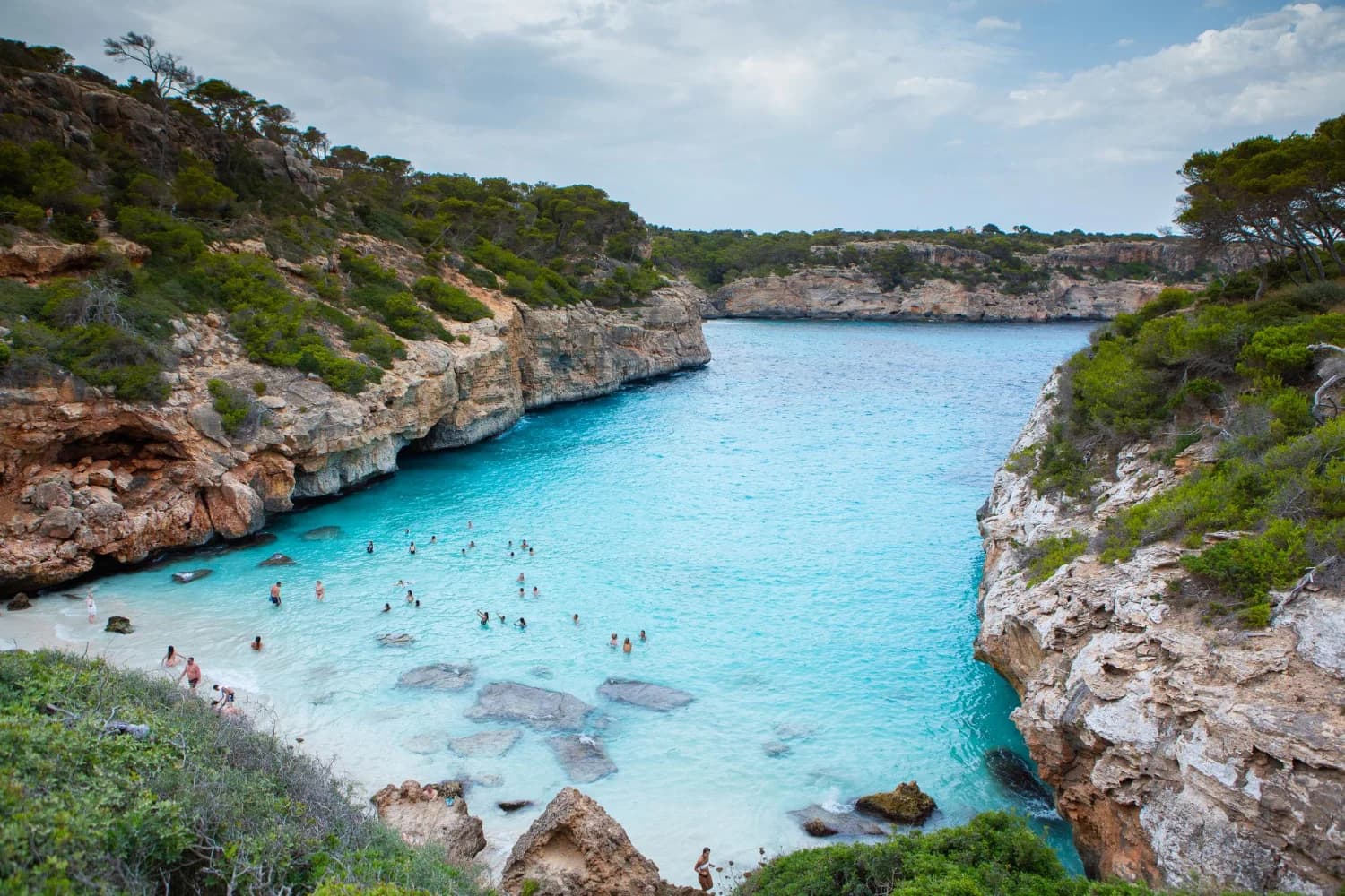 mallorca időjárás calo des moro homokos strand sziklás öböl 