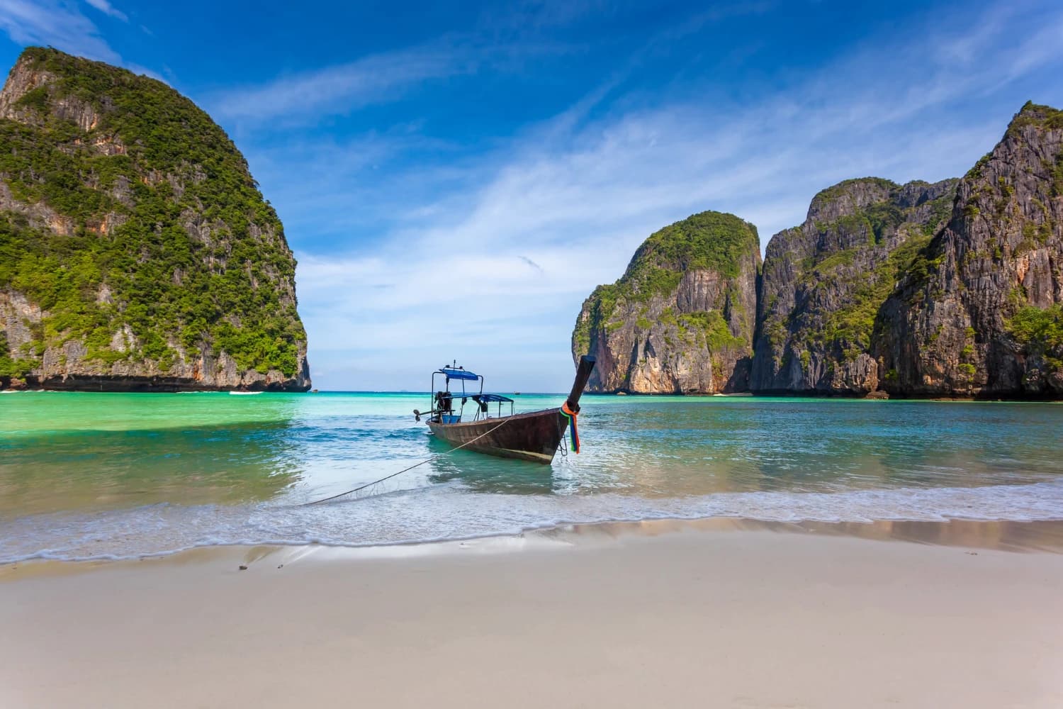 thaiföld phuket tengerparti város fehér homokos stranddal