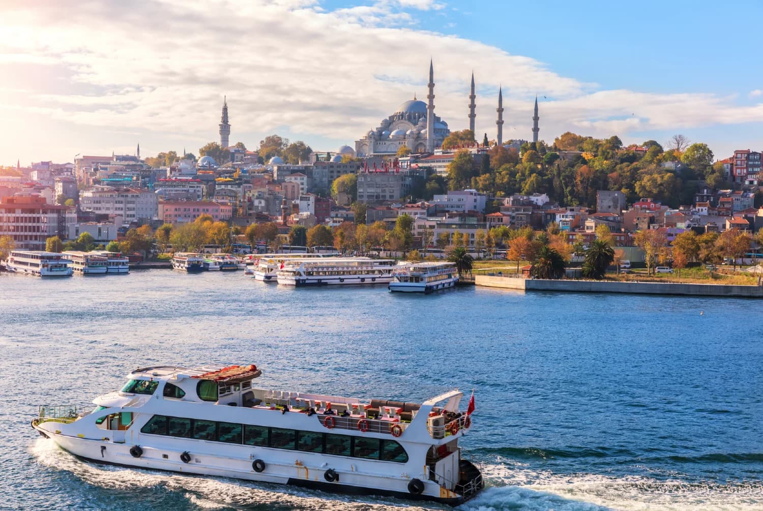 isztambul öböl hajóval a naplementében háttérben mecsettel